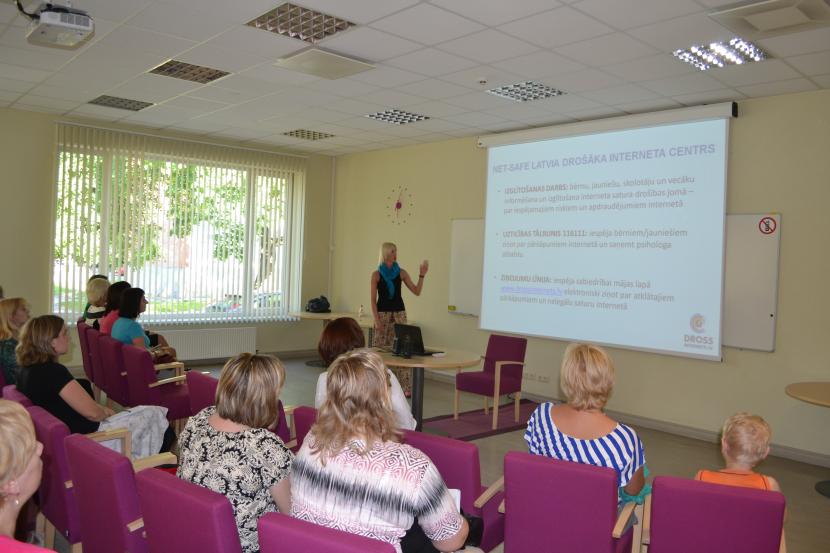  Net-Safe Latvia Drošāka interneta centra vadītājas Maijas Katkovskas vadītā nodarbība vecākiem un pedagogiem par bērnu drošību virtuālajā vidē