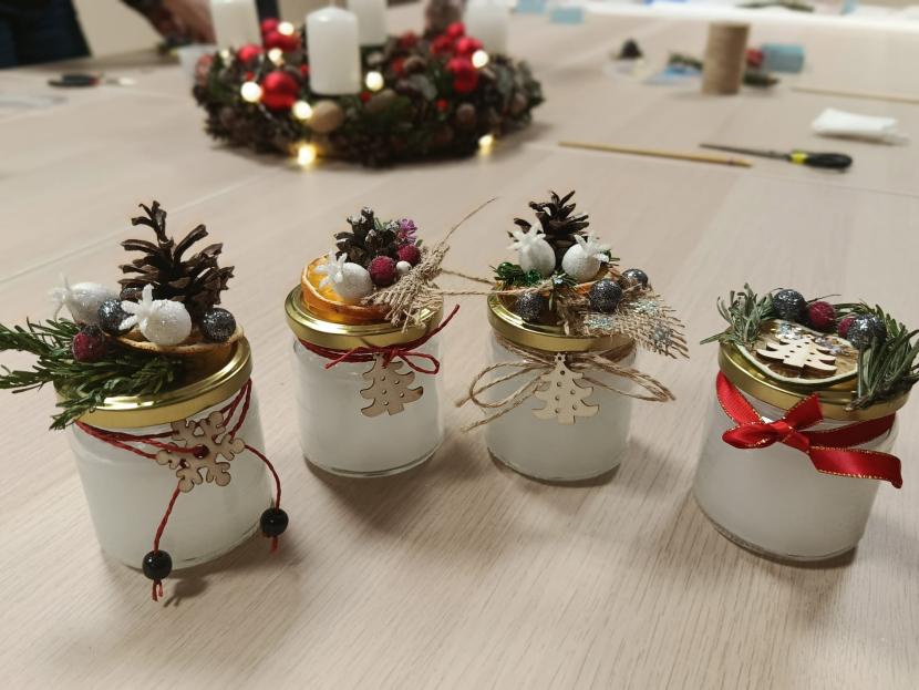 Ziemassvētku noskaņā aizvadīta sveču liešanas darbnīca Zaļajā bibliotēkā